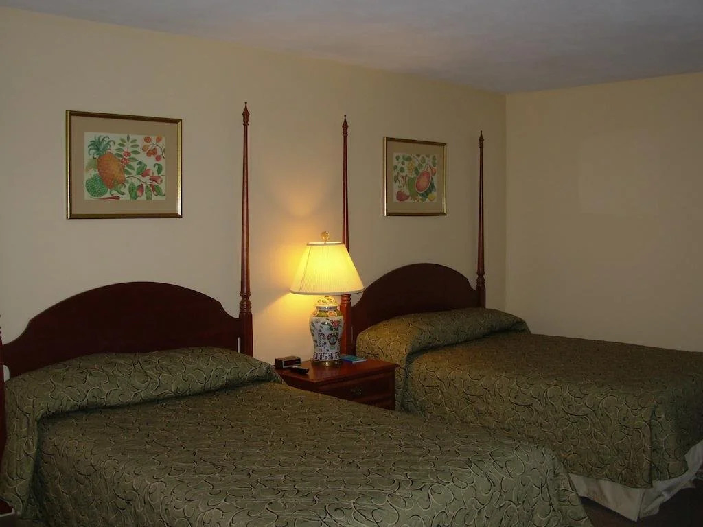 Red Carpet Inn On The Lake