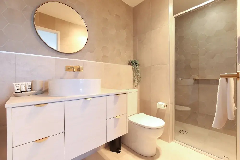 Glorious 2-bed With Waterside Balcony Views