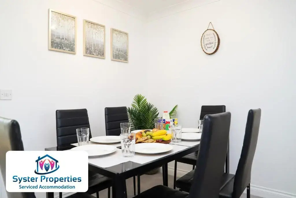 Syster Properties- Leicester Large 3 double bedroom Home