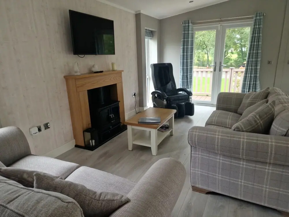 Luxury Lodge - Sleeps 4, hot tub & Parking