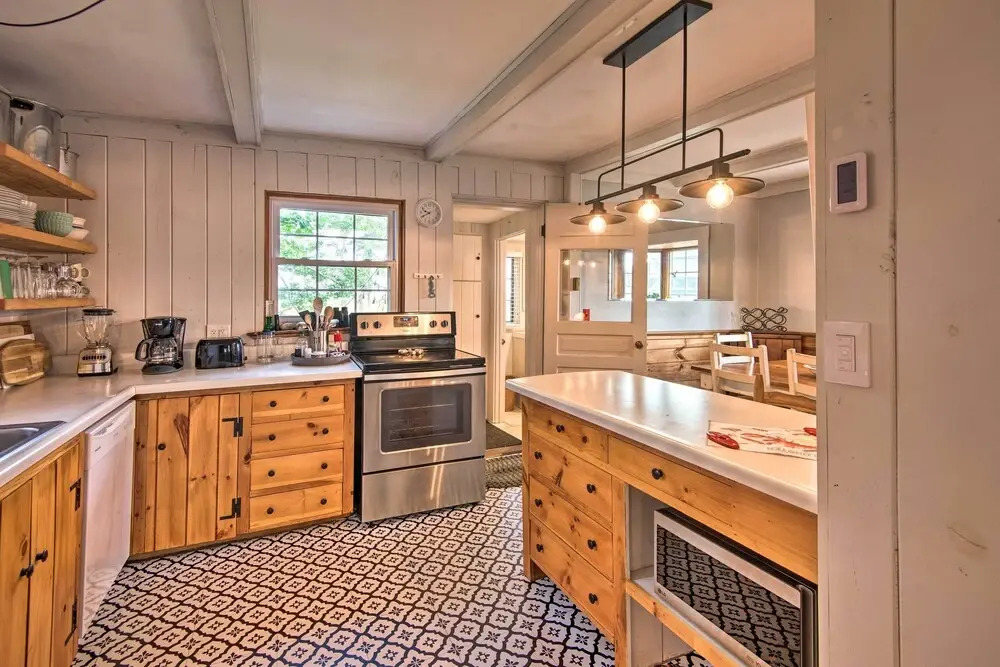 Charming Pine Point Cottage - 2 Blocks to Ocean!