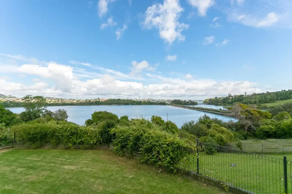Sunny Poolside Studio in Meadowbank