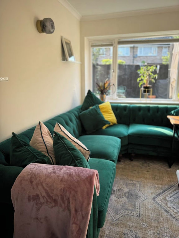 House - Sleeps 6 - Private Garden & Parking