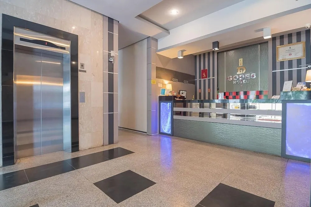 RedDoorz Premium near Harbour Bay Mall Batam 2