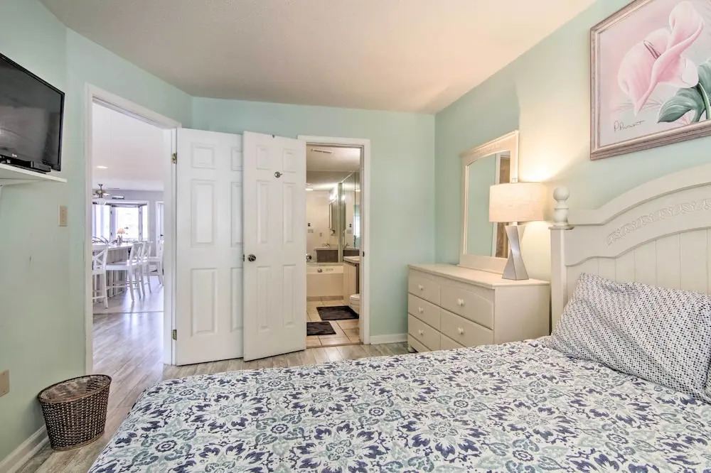 Steps to Shore: Gem w/ Pool in Ocean City