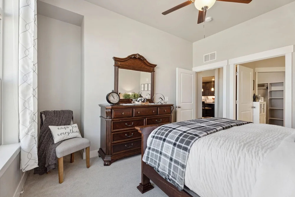 Serene Retreat With Hot Tub, Sauna, Pool & Gym