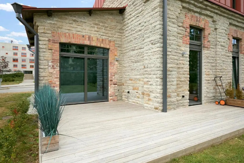 High ceiling loft with its own backyard and a terrace