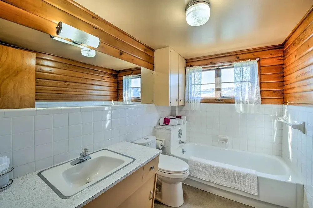 Waterfront Manson Cabin on Lake Chelan w/ Deck!