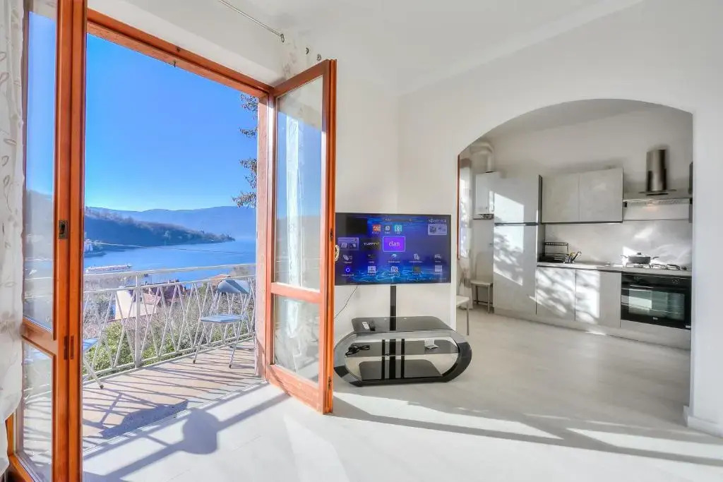 Sunny Apartment Lake View Laveno