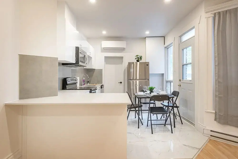 Beautiful Private Bedroom in Mile-End