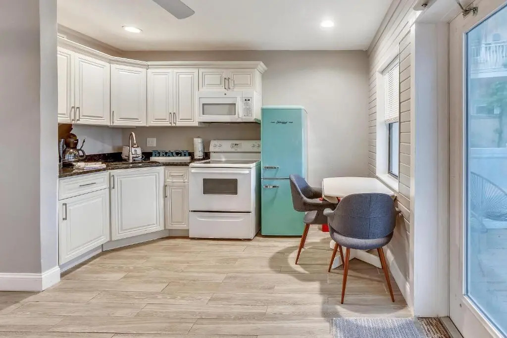 Sunset Beach House - Beach Hugger 2