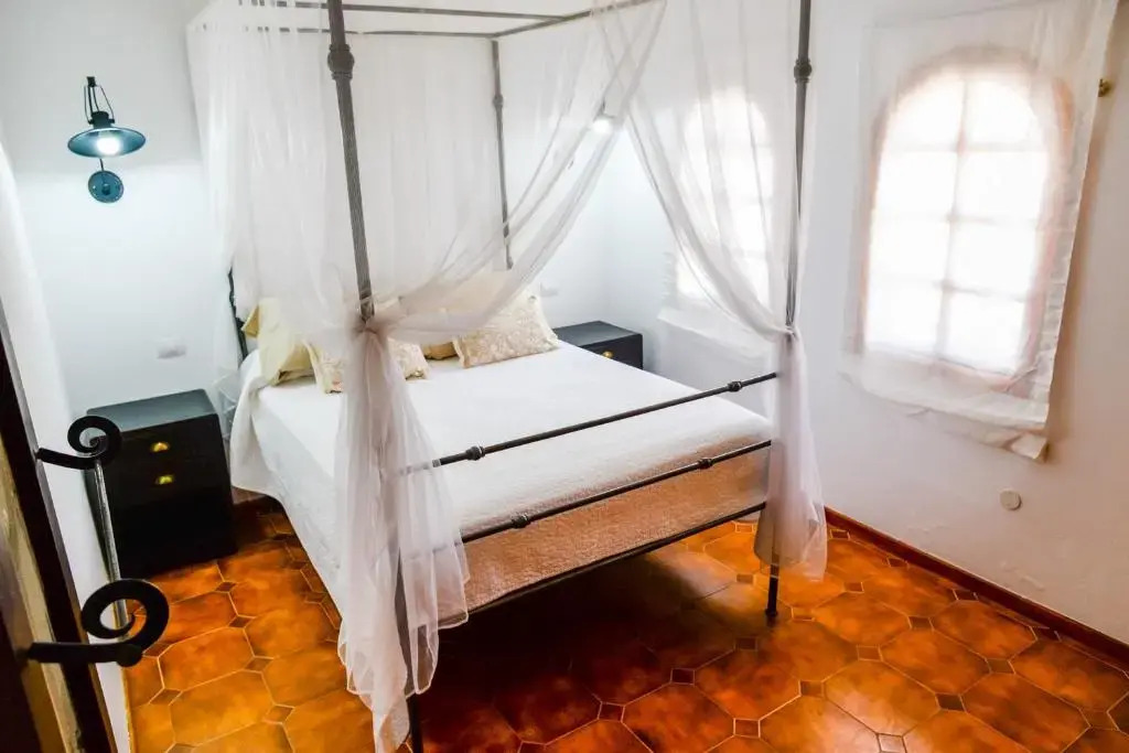 Bohemian Seafront Bungalow Paradise with BBQ, Garden, Terrace & Free Wifi by Holidays Home