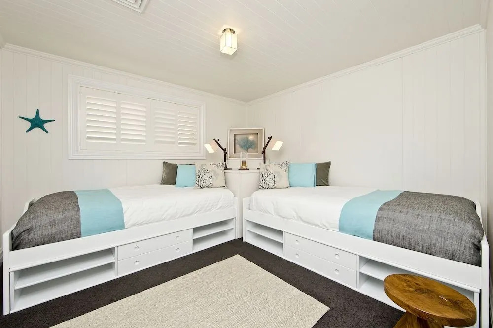 The Hamptons Beach House near Dutchies walk to Nelson Bay