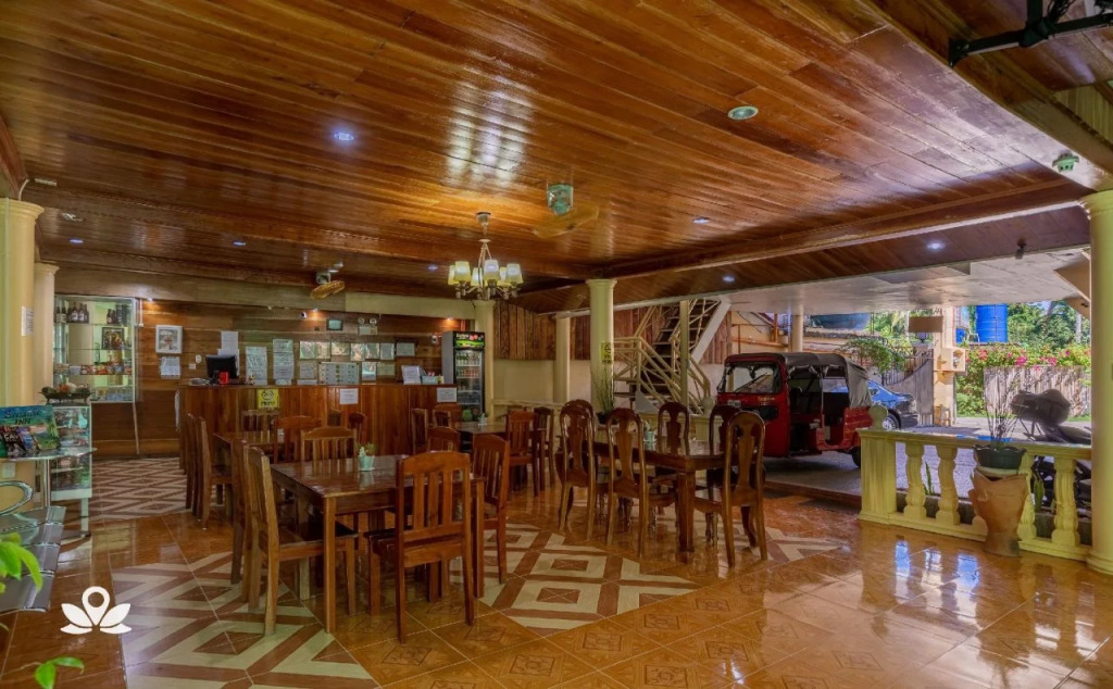 EM's Seaside Inn