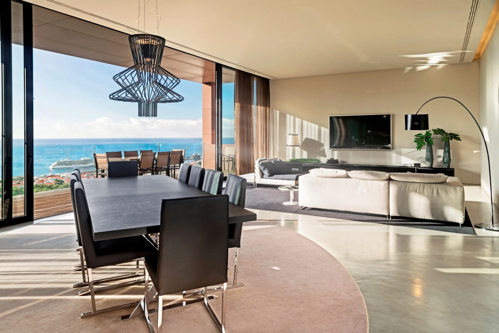 Elevator, heated pool, A/C, state of the art holiday property | SkyLounge