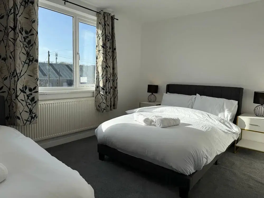 Large and Peaceful 4-bedroom House in Bridgend