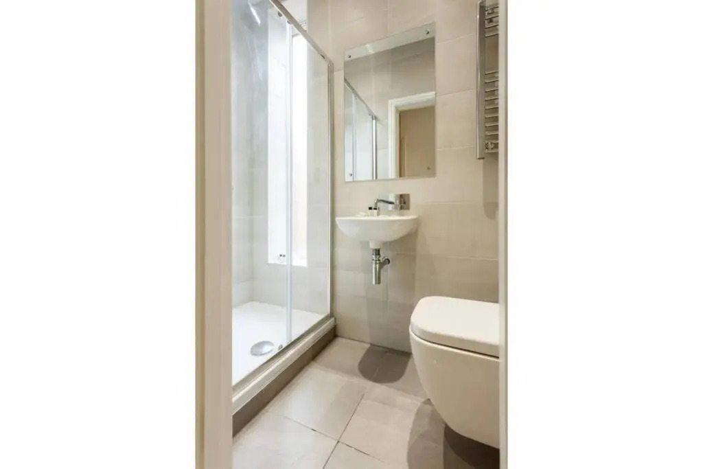 Stylish 2 bed 2 bath *Close To Beach and Centre with parking*
