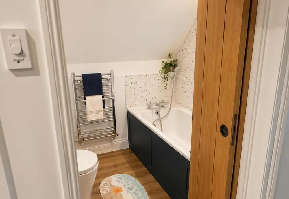 4 Bed - Sleeps 8 - Sea View - Parking