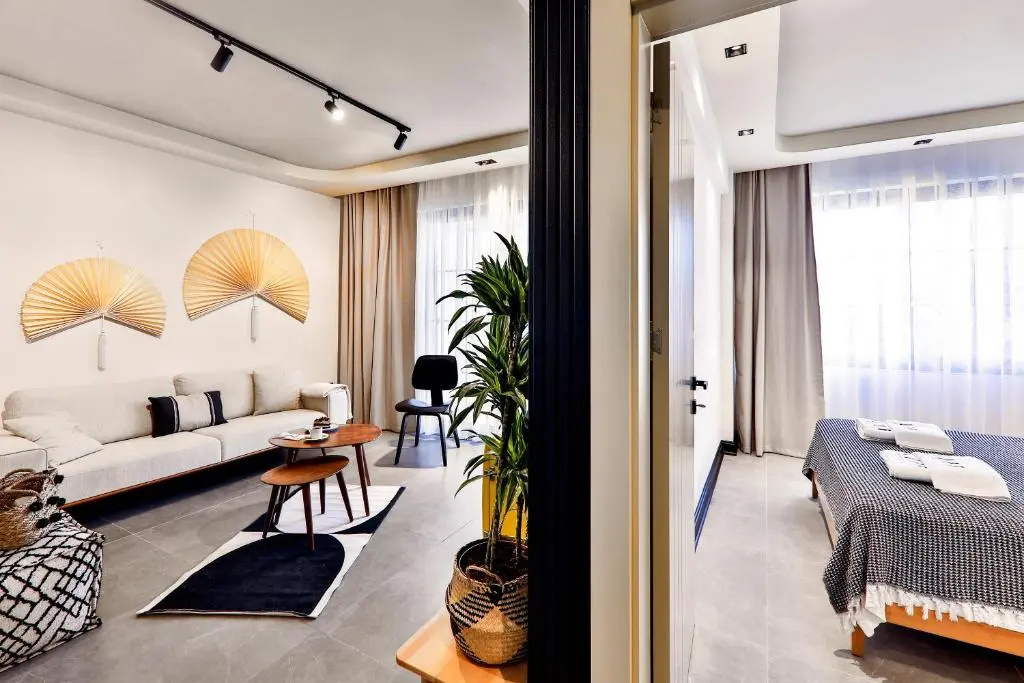 Отель Luff Suites
