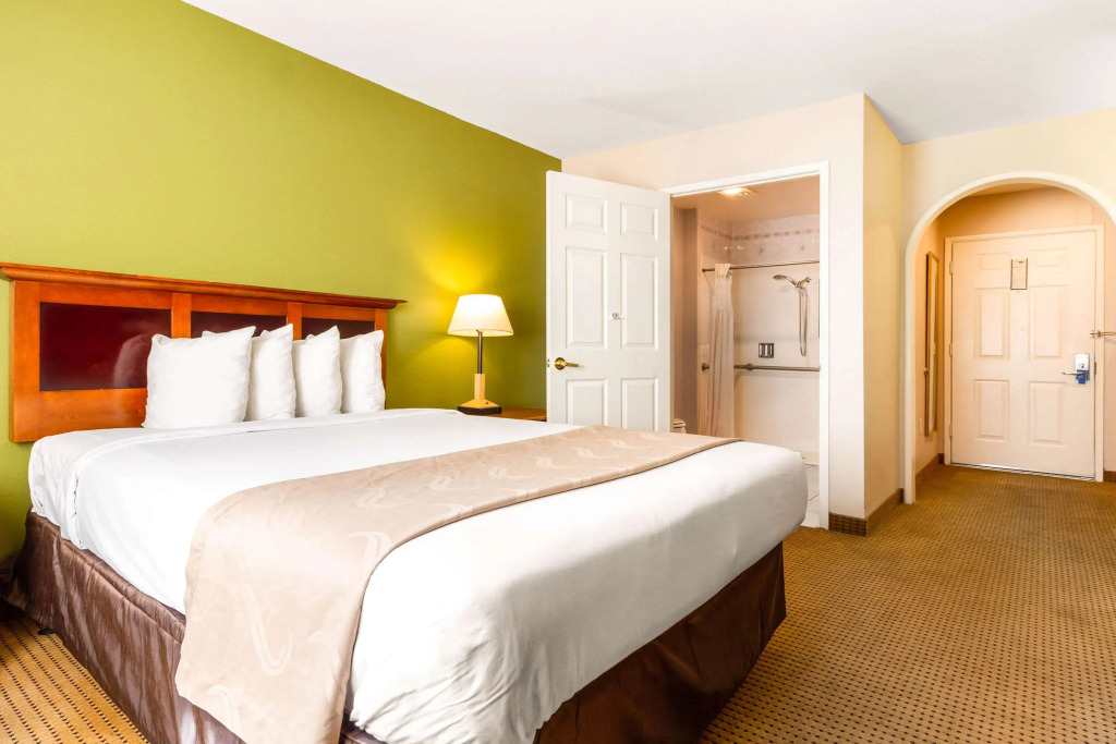 Auburn House Hotel