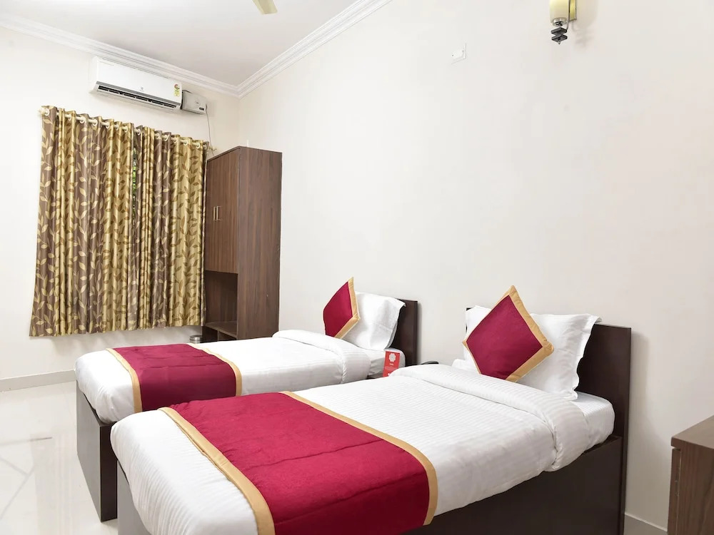 OYO 9118 Saravana Inn
