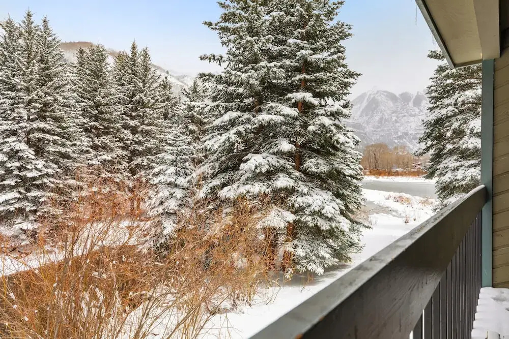 Riverside Condos A103 by Avantstay Condo Close To Downtown, Town Park & Ski Lift #8