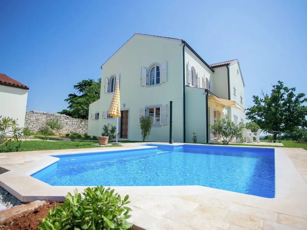 Family House in Quiet Peacefull Location, Private Pool and BBQ in Garden