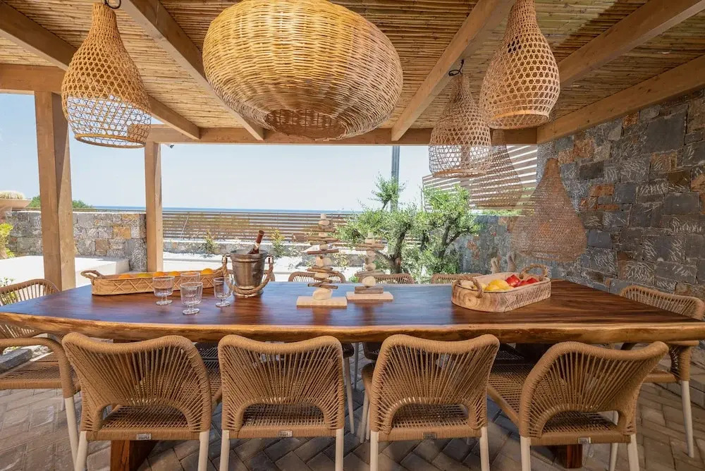 Mnḗmē Suites & Villas