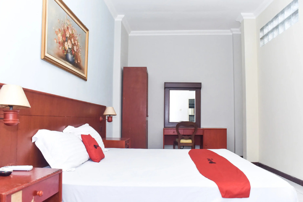 RedDoorz near Kampung Warna Warni