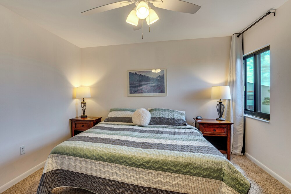 Resort-style Fort Myers Gem: Swim, Golf & Cruise!