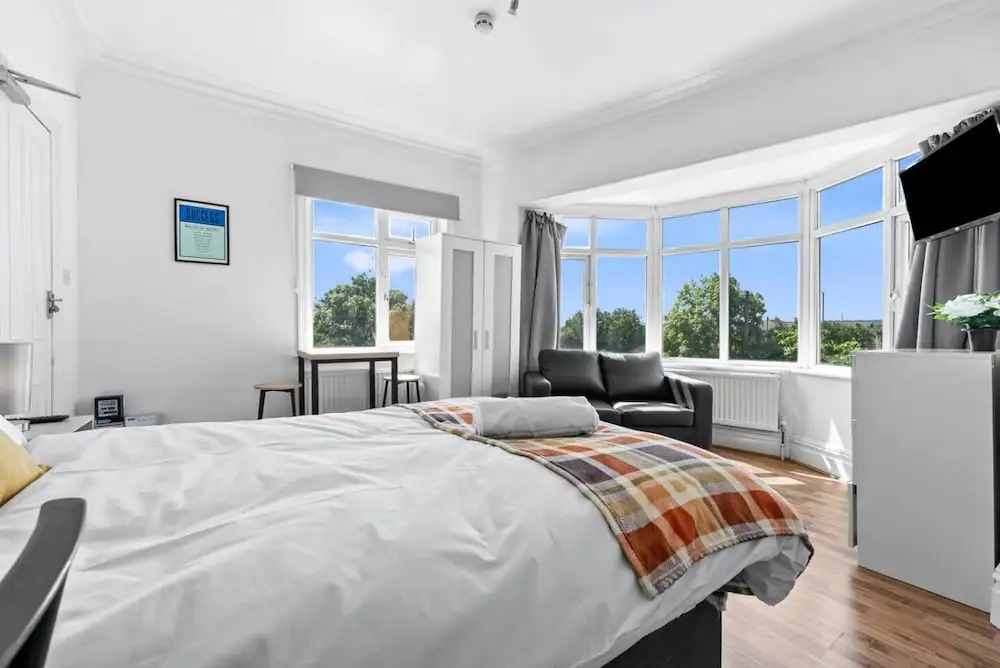 Stylish Studio Room in Leeds Private Ensuite Street Parking