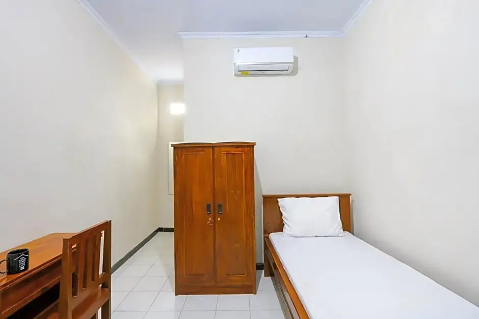 OYO Living 3187 Kost Putri Bu Chris