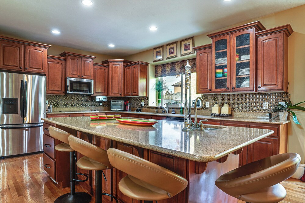 Elegant 6,300-sq-ft Family Home w/ Hot Tub in Orem