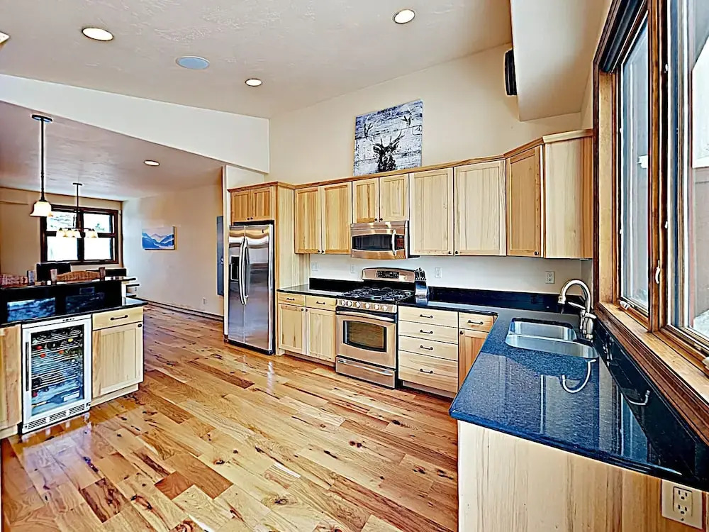 New Listing! Huge Townhome W/ Private Garage 4 Bedroom Townhouse