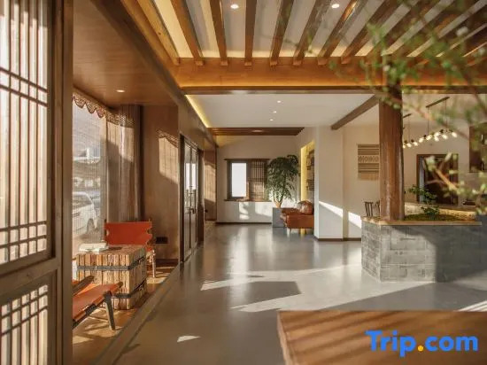 Yulong August Guanshanhai Light Luxury Homestay