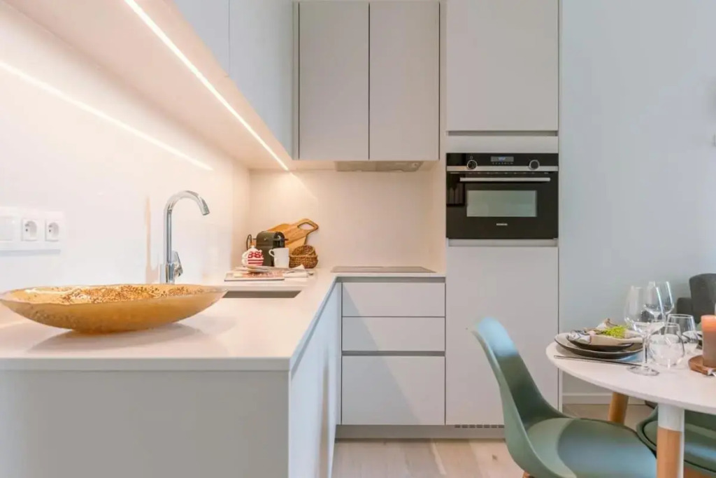 Top of the line apartment in a new upscale residence close to the sea and the beach