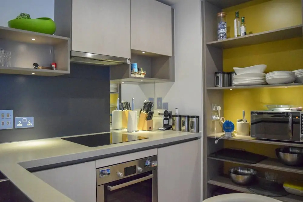 Modern 2 Bedroom Apartment with Balcony On The Canal