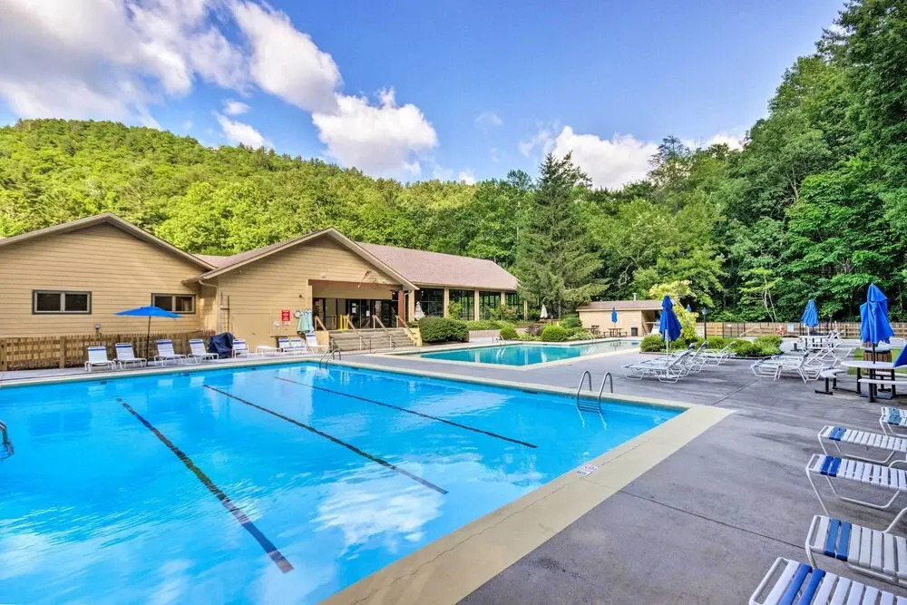 Blue Ridge Mtn Escape: Home w/ Deck & Fire Pit!