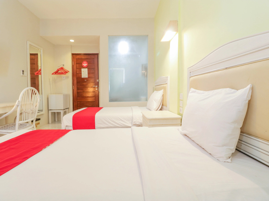 The Sunrise by OYO Rooms