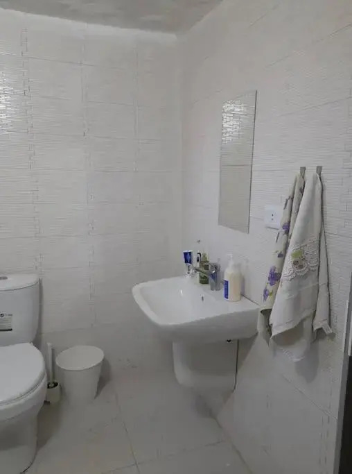 Cozy 2 bedrooms apartment in Jabal Lwebdeh