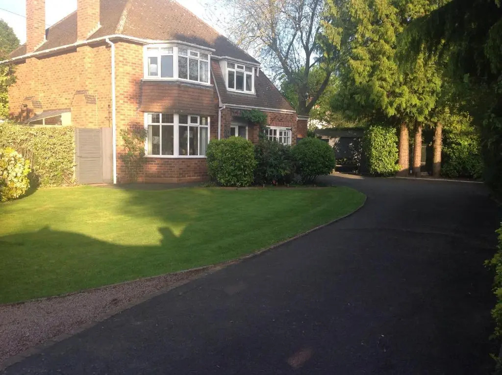 Oakleigh 1 bed ground floor garden view apartment FREE ONSITE PARKING
