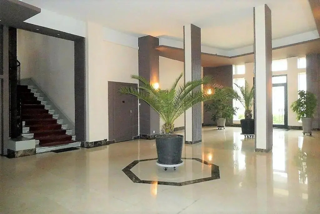 Grand studio 38m2 dans ancien palace avec piscine et place de parking privée