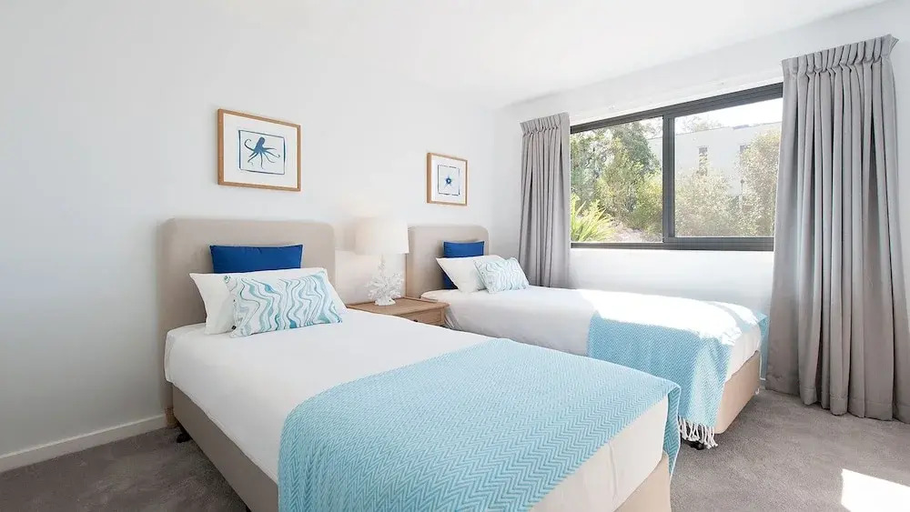 Hilltop Hideaway - Breathtaking views, moments to beach!