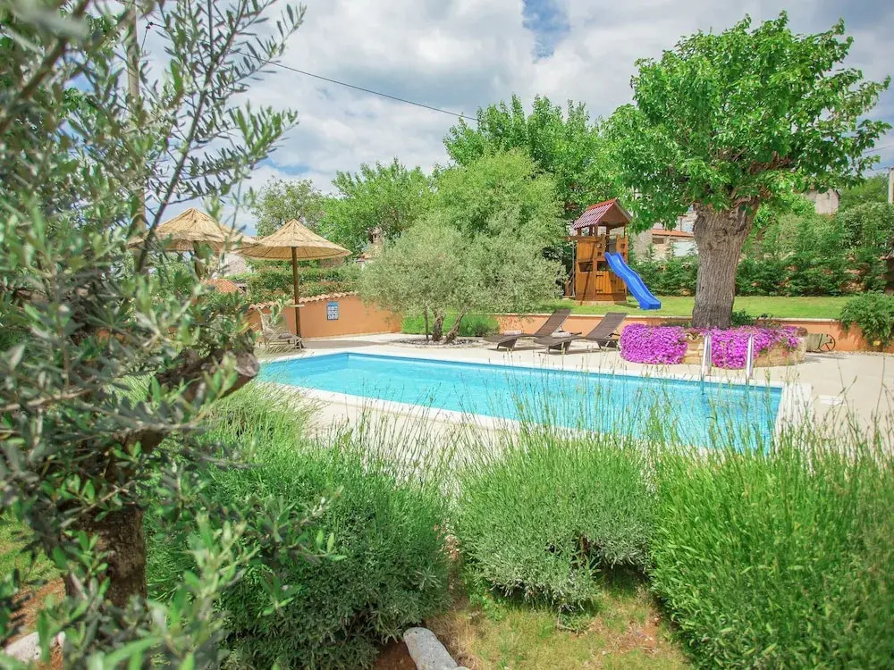 Rustic Villa in Dracevac With Outdoor Pool
