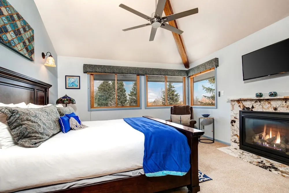 Snow Flower 030 3 Bedroom Condo by RedAwning