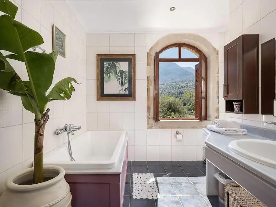 Aloni House - Spacious secluded villa with pool, up to 10 guests