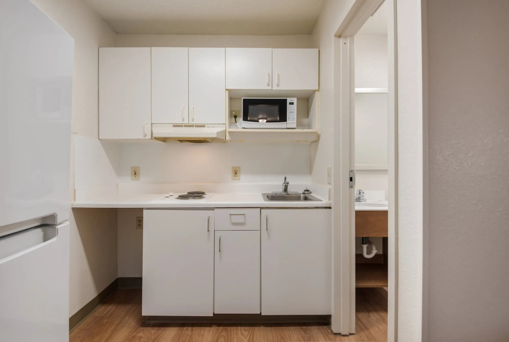 HomeTowne Studios by Red Roof Fresno - West
