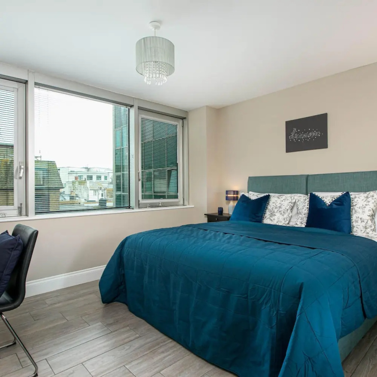 Gorgeous 5 Star Location 2 min to Brighton Beach