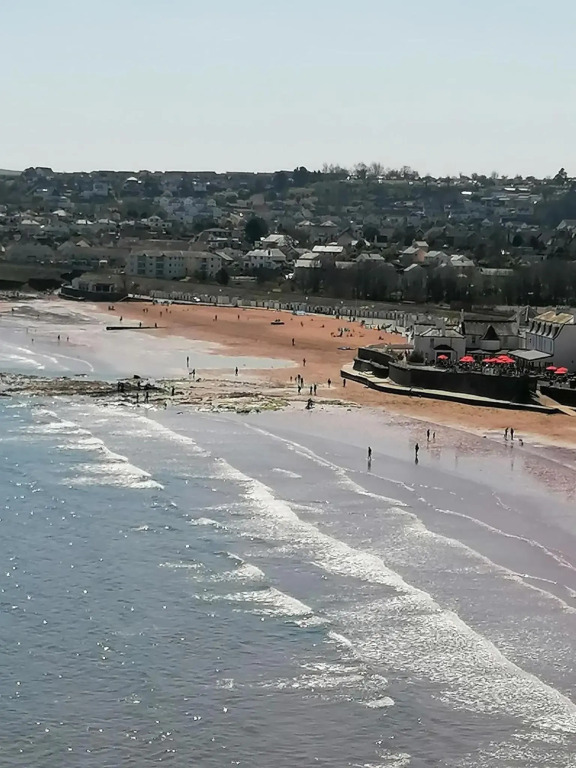 SINGER HOUSE , PAIGNTON BEACH SEAFRONT ,TORBAY , GUARANTEED FREE PARKING , WIFI ,We have various GROUND FLOOR Holiday Apartments with Private Gardens , Family rooms & Double rooms ,Opposite Paignton Pier