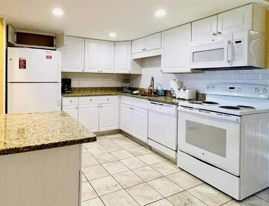 *OCEANFRONT HOUSE ON THE SAND*2 Kings*4br, 4ba*Private Hot Tub*SLEEP 12*PGP1